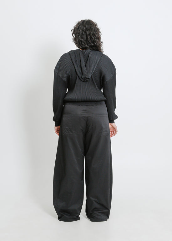 TARAN PLEAT HOODIE / BLACK