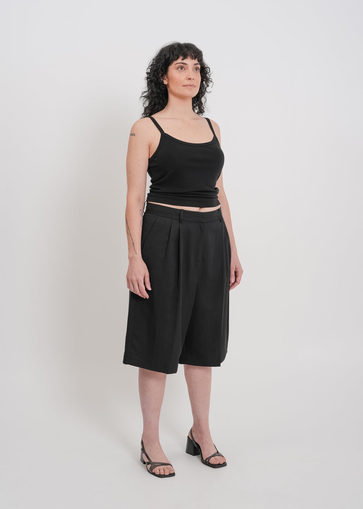 Saige Tailored Short / Black - 
Black (image 7)