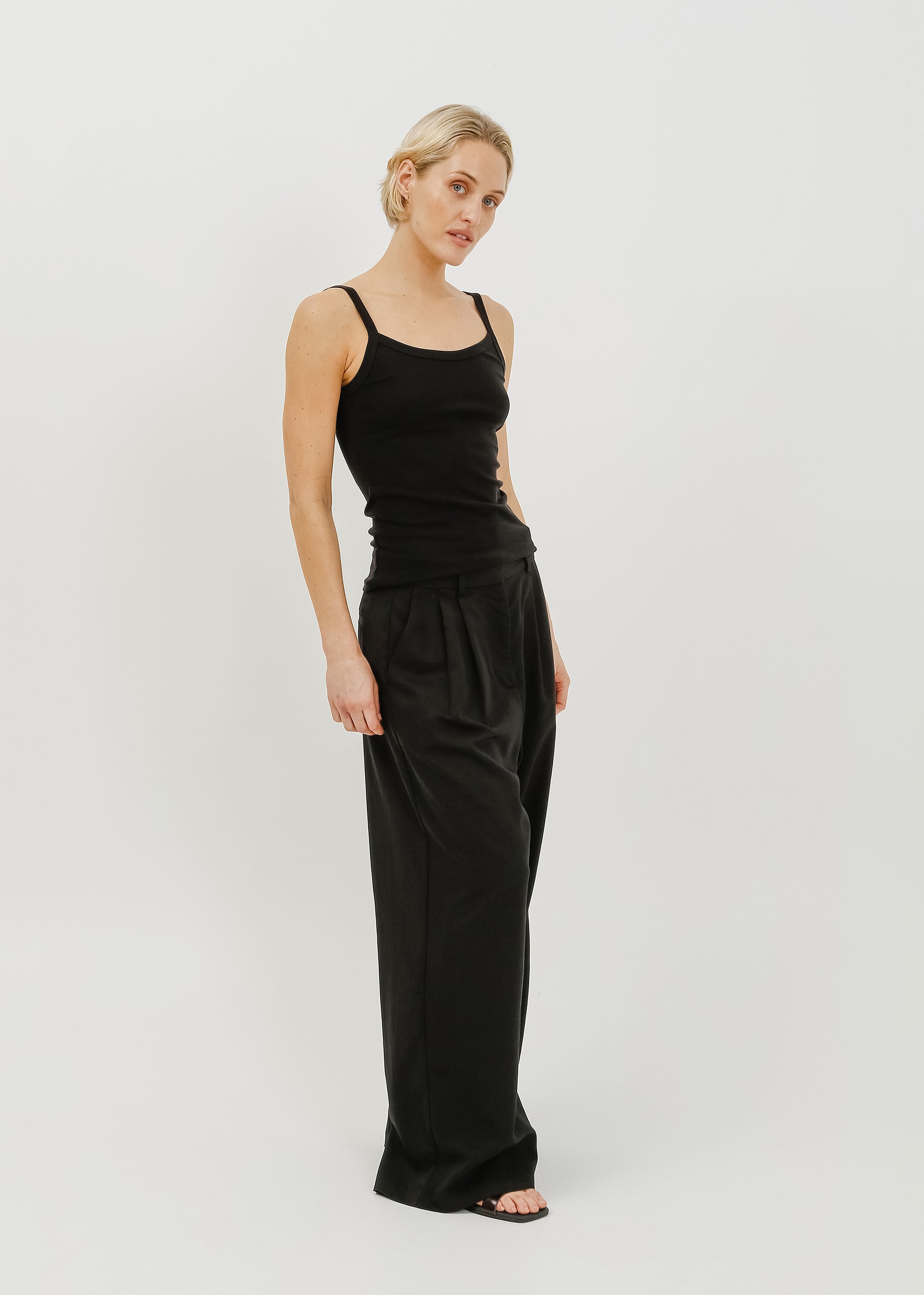 Aris Pant / Black - 
Black (image 2)