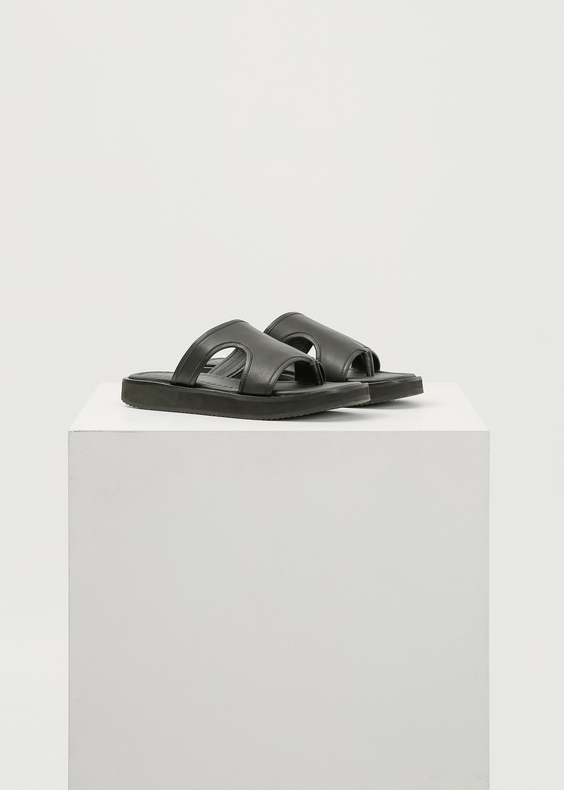 Fable Slide / Black - 
Black (image 1)